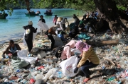 Cuộc thi đi bộ nhặt rác - chung tay làm sạch biển Côn Đảo