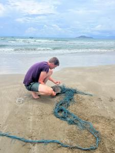 CON DAO: INTERNATIONAL TOURISTS RESCUED A RARE ENDANGERED HAWKSBILL SEA TURTLE TRAPPED IN A FISHING NET