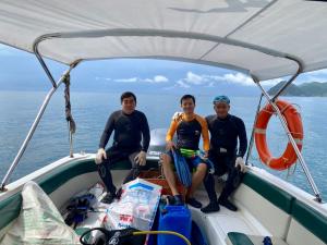 Những “chiến binh” lặn bắt sao biển gai để bảo vệ rạn san hô